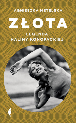 Zdjęcie okładki książki "Złota. Legenda Haliny Konopackiej." autorstwa Agnieszki Metelskiej. W centralnej części okładki jest zdjęcie uśmiechniętej Haliny przygotowującej się do rzutu oszczepem.